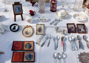 How Can Market Trends Predict Auction Outcomes?