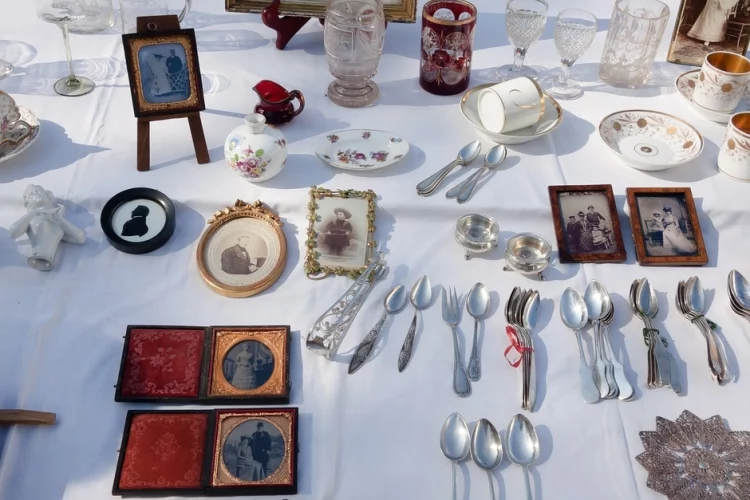 How Can Market Trends Predict Auction Outcomes?