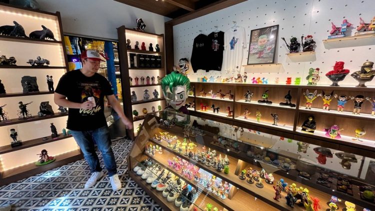 Are Online Auctions the Future of Collecting? The Pros and Cons You Need to Know!