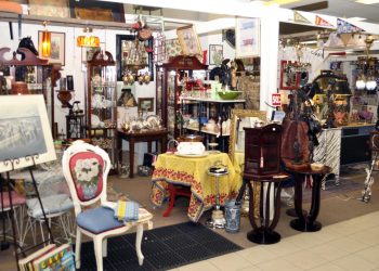 Uncovering Hidden Collectible Treasures in Flea Markets and Estate Sales